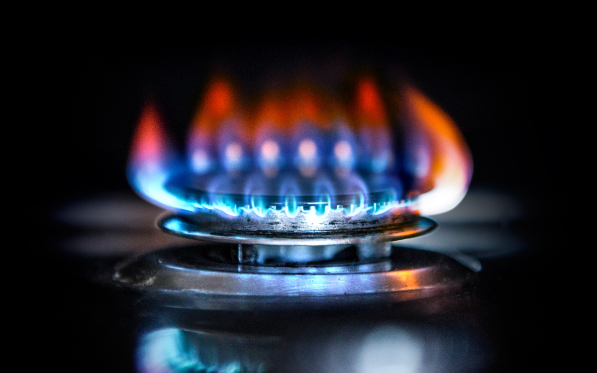 2. Lửa bếp gas đỏ hoặc vàng